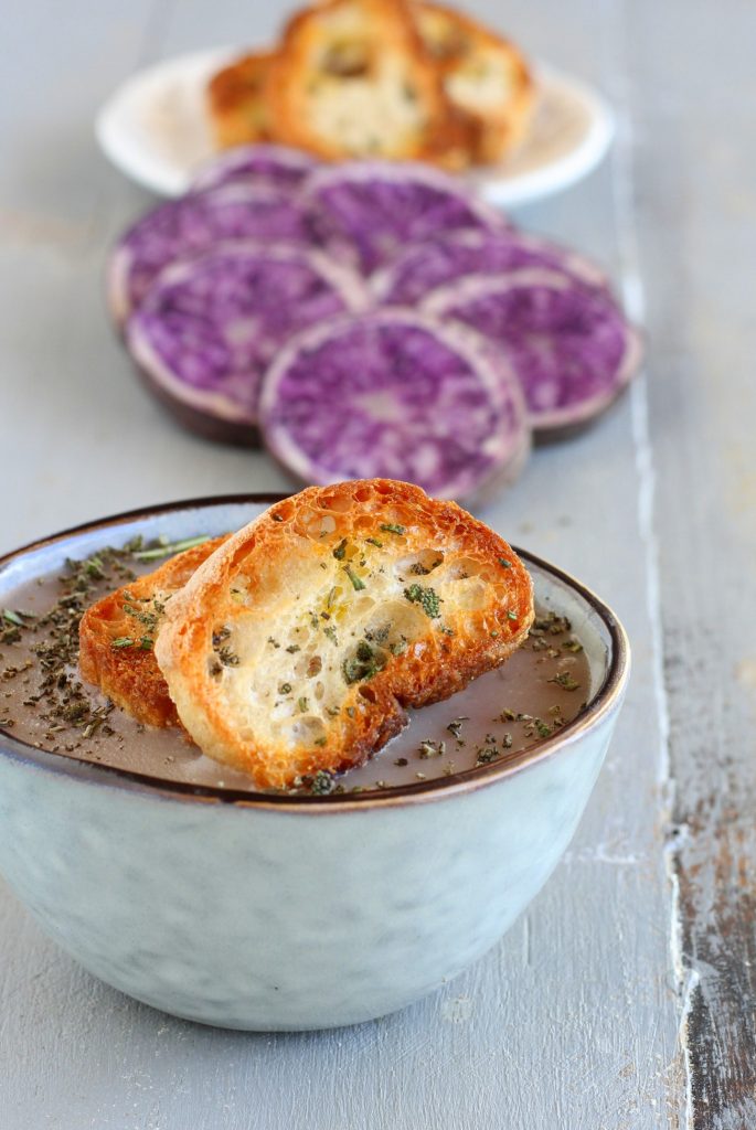 Puré de patatas violeta y hierbas