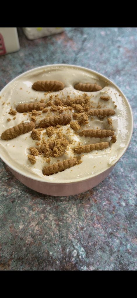 Espolvoreamos con galletas trituradas y crema Biscoff