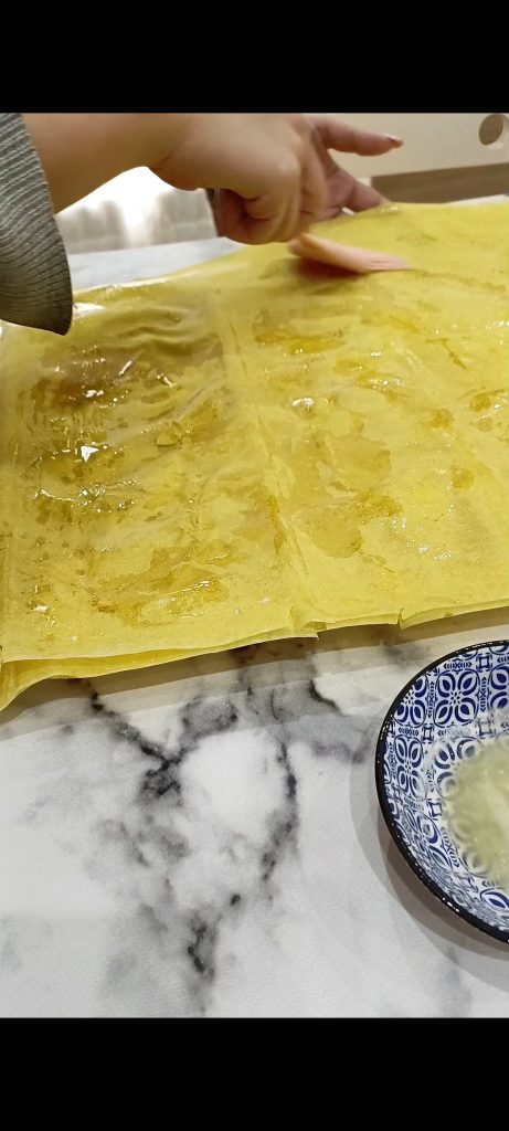 Pincelamos cada hoja de filo con la mantequilla derretida
