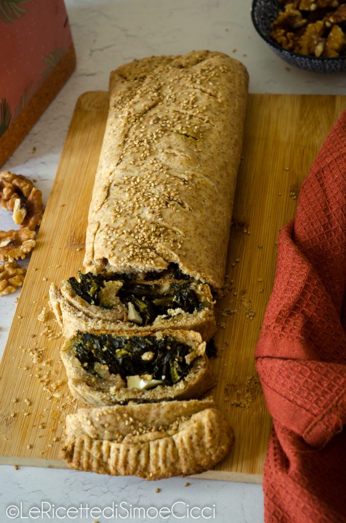 Strudel integral con col rizado, feta y nueces