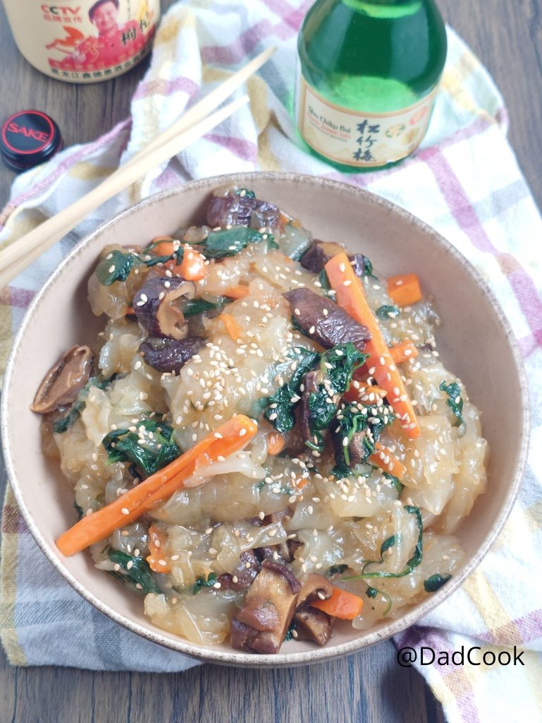 Tallarin de Arroz Salteado a la Coreana: Receta Rápida con Verduras y Setas (Japchae)