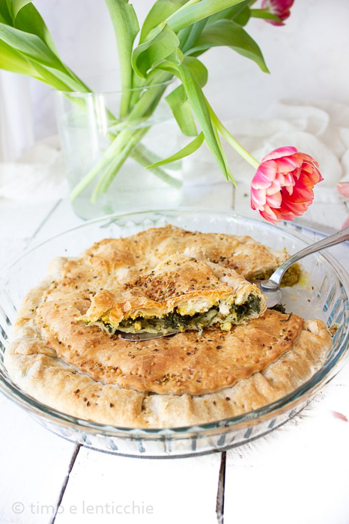 Tarta salada de hojaldre con tofu y hierbas