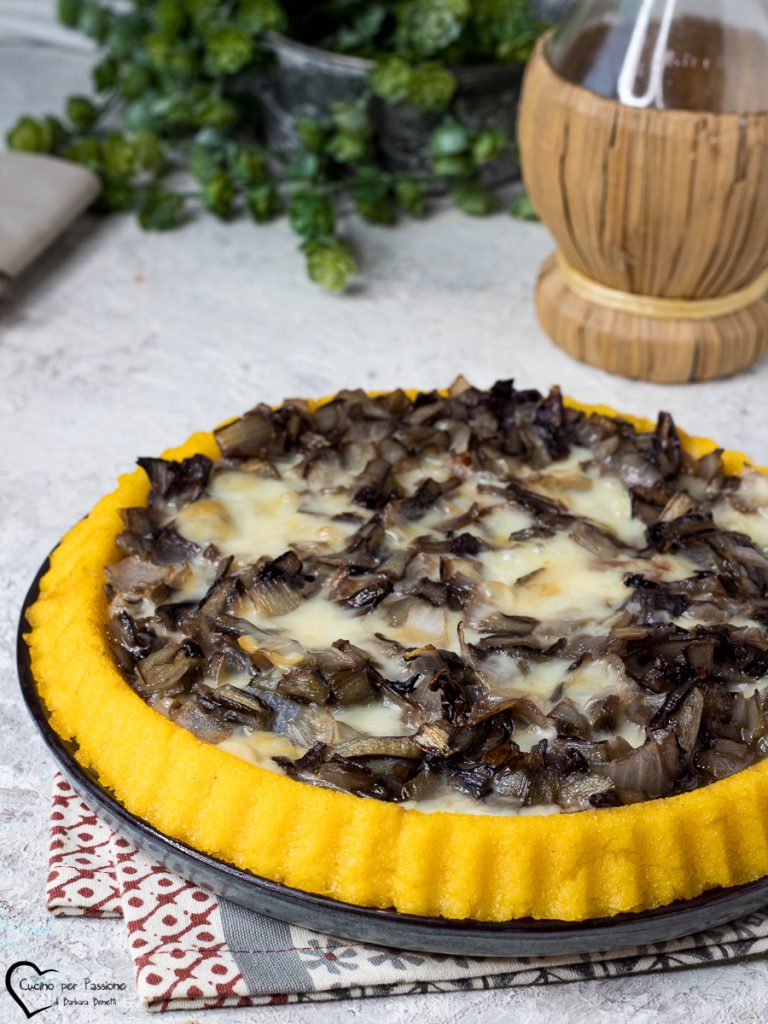 Tarta salada de polenta con achicoria y scamorza