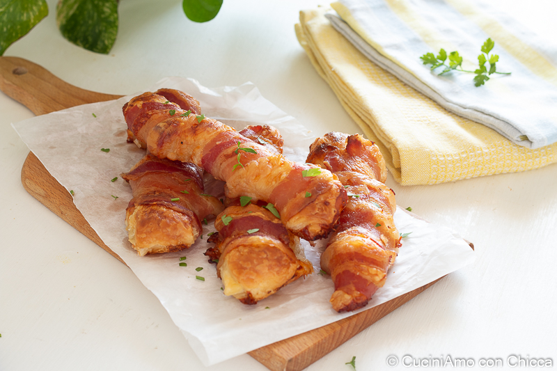 Torcetti de hojaldre con bacon