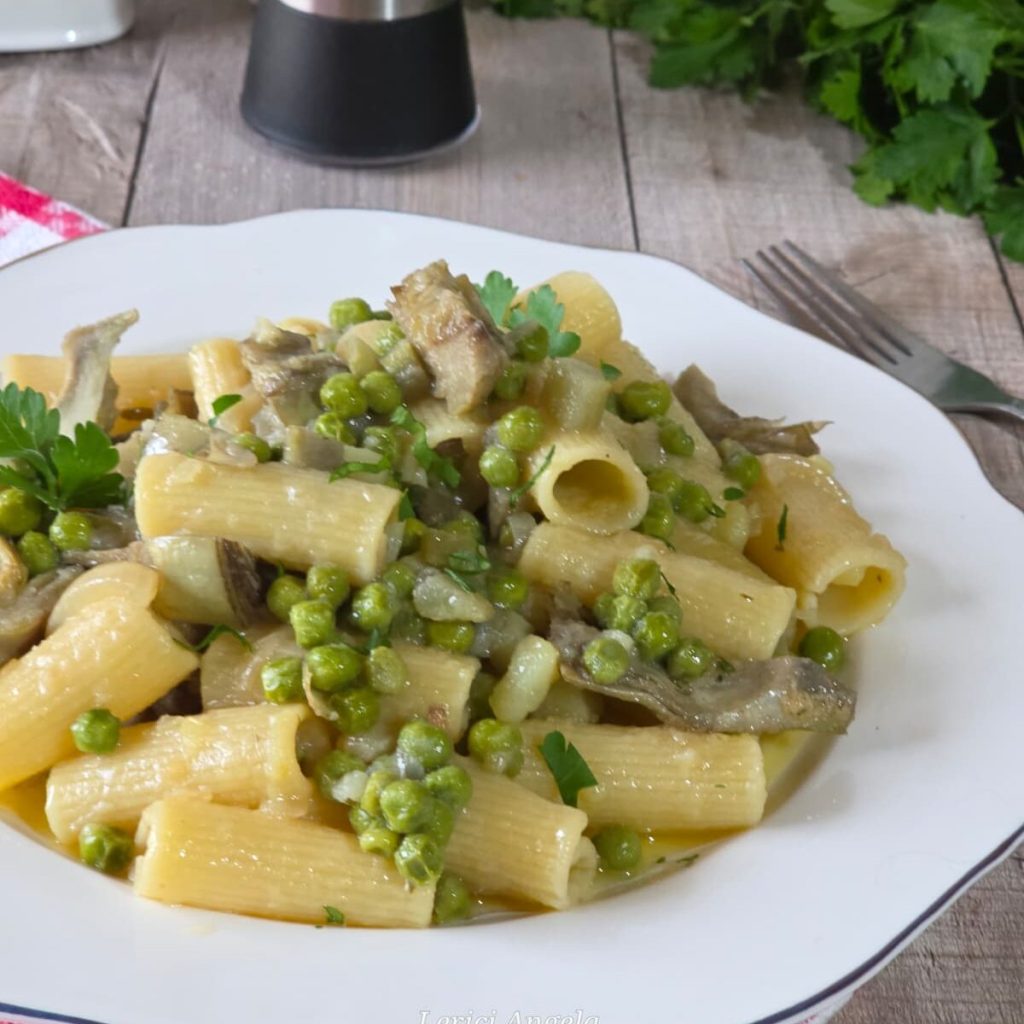 Rigatoni alcachofas y guisantes