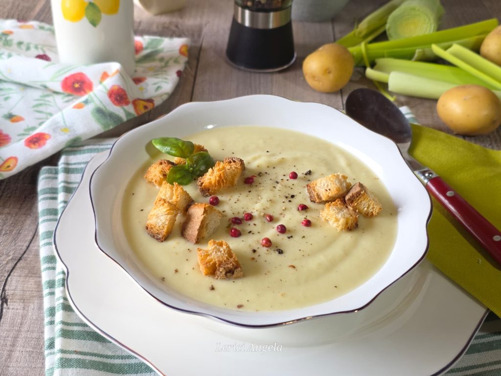 Crema de puerros y patatas, la receta clásica y la variante ligera