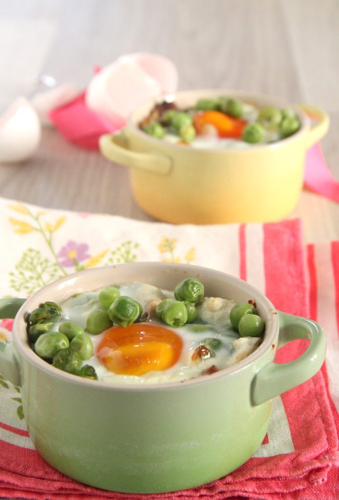 Huevos al horno ricotta, guanciale y guisantes