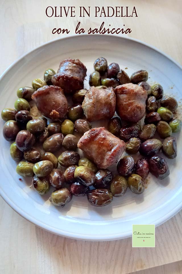 aceitunas cocidas en sartén con salchicha