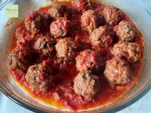 albóndigas de carne cocinadas en el microondas