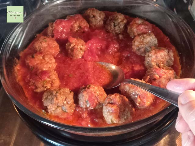 albóndigas de carne cocinadas en el microondas