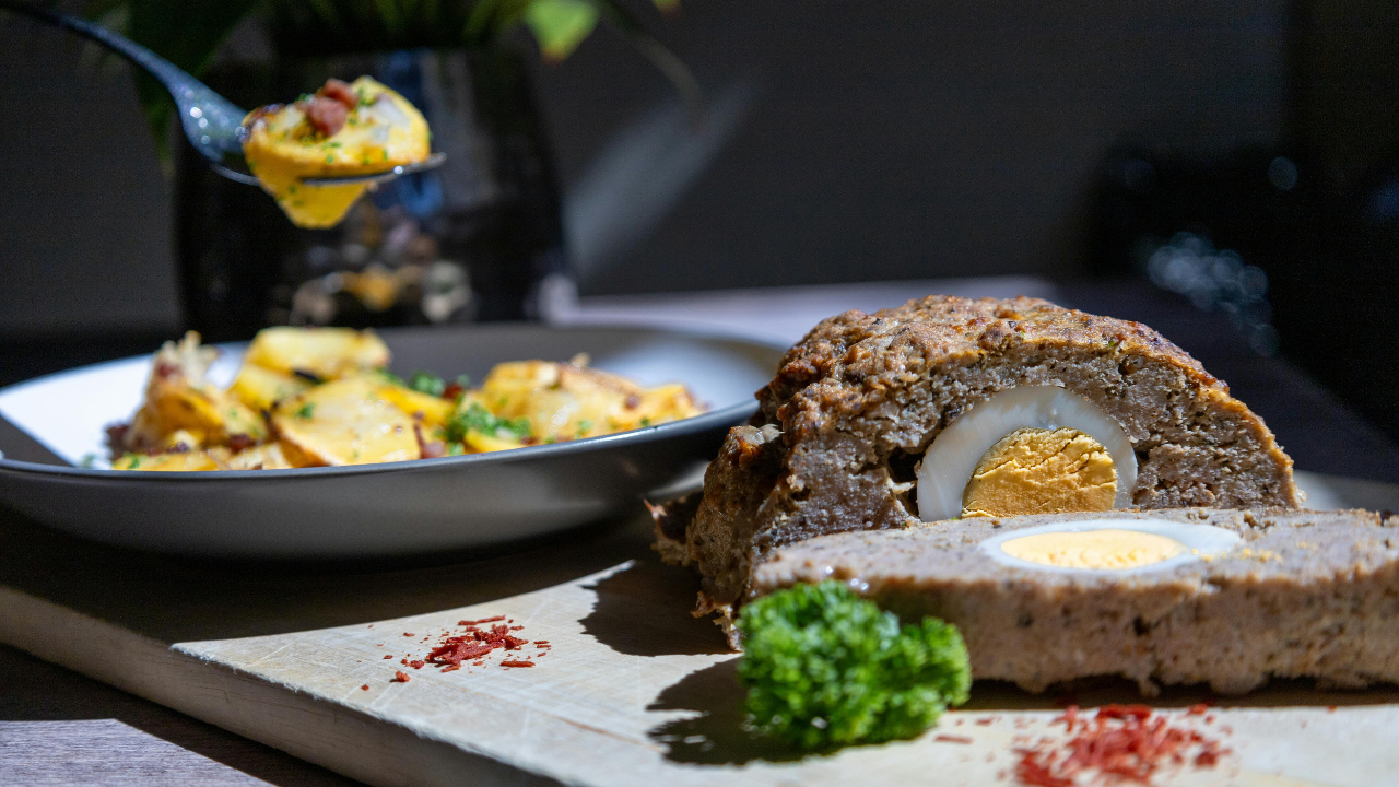 Rollo de carne relleno con huevos duros