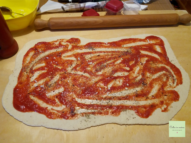 extender la masa y esparcirla con puré de tomate