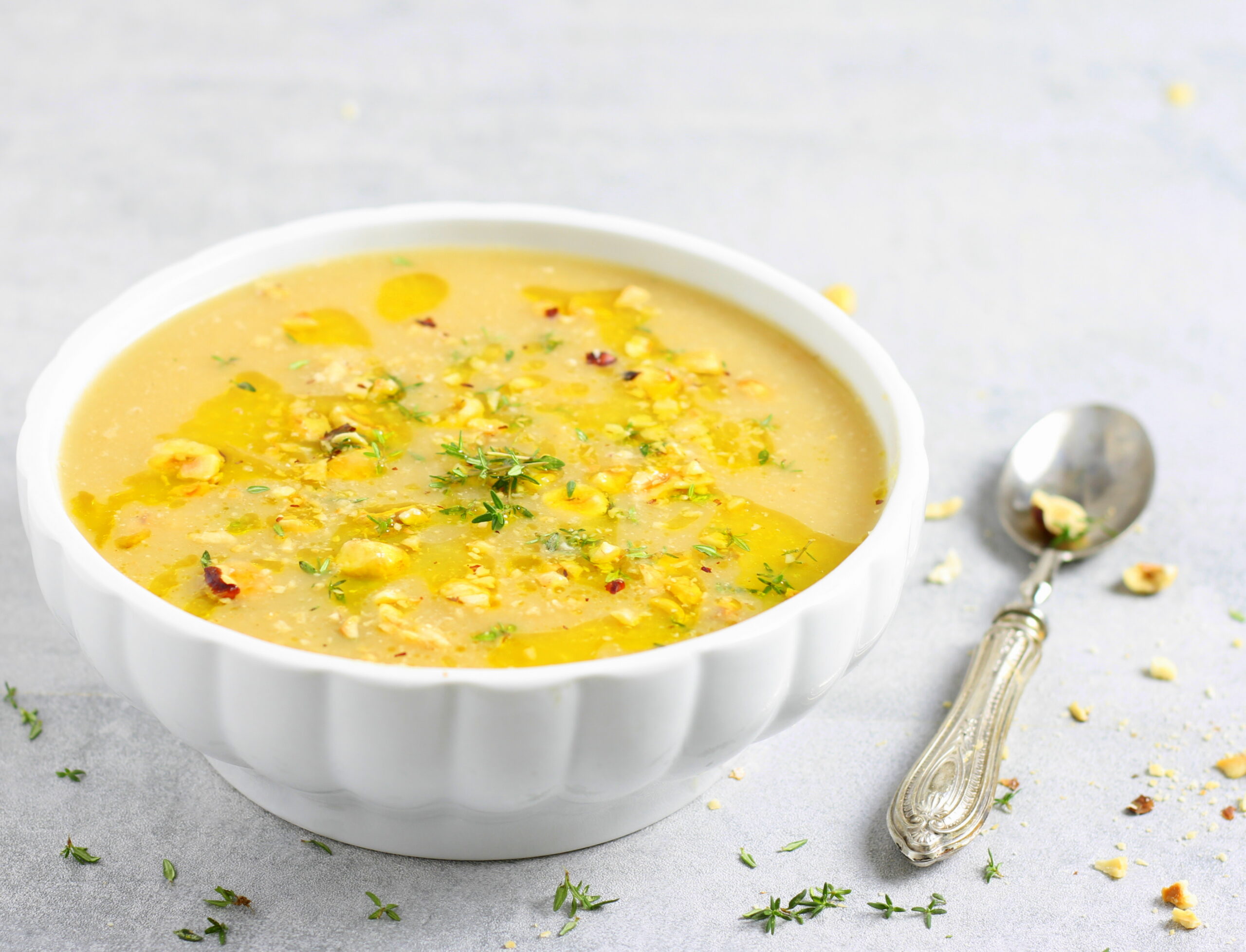 Crema de apionabo con avellanas y orégano: caliente, cremosa y aromática