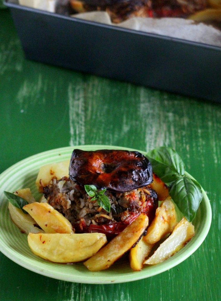 Tomates rellenos con carne y arroz