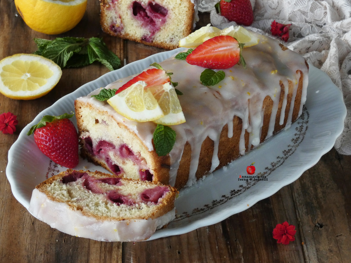 Bizcocho de yogur con fresas y glaseado de limón