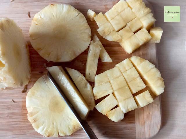 cortar la piña en daditos