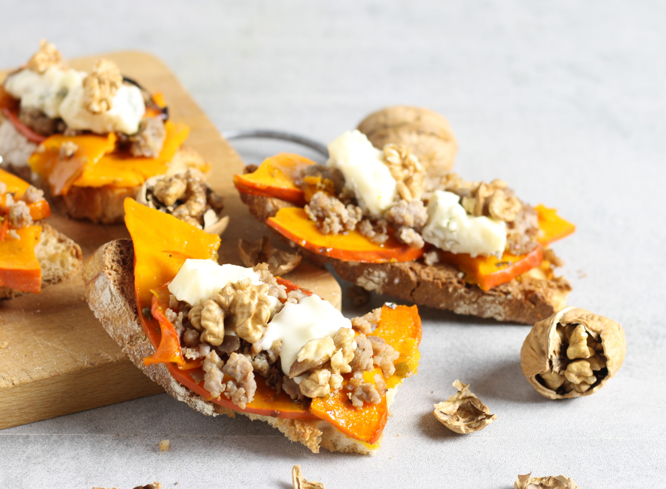 Tostadas con calabaza, salchicha y gorgonzola