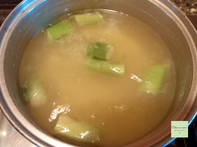 caldo de verduras con tallos de espárragos
