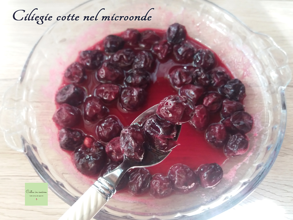 Cerezas cocidas en el microondas (similares a confitadas)