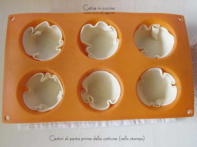 cestas de masa antes de la cocción molde