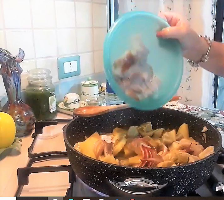 Calamares con corazones de alcachofa y patatas