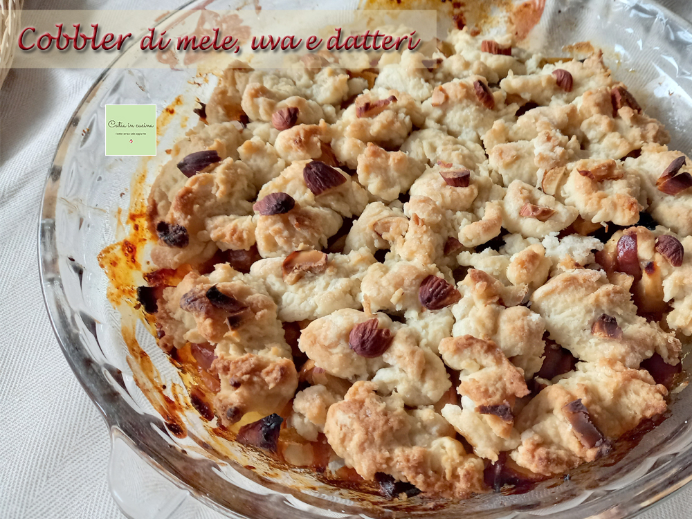 Cobbler de manzanas, uvas y dátiles