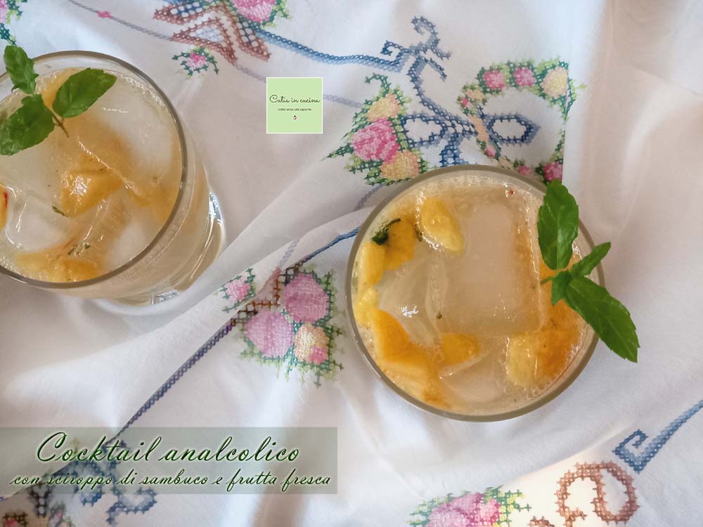 cóctel sin alcohol con jarabe de saúco y fruta