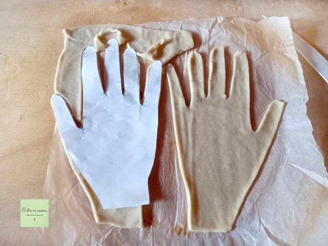 cortar la masa en forma de mano