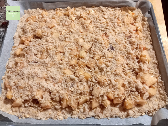 cubrir las manzanas con las migas de masa