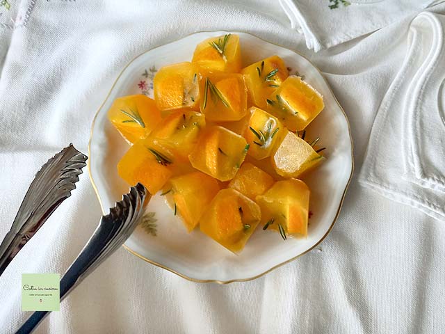 cubitos de hielo con zumo de naranja y romero congelados