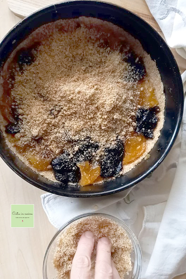 verter las migas sobre la mermelada