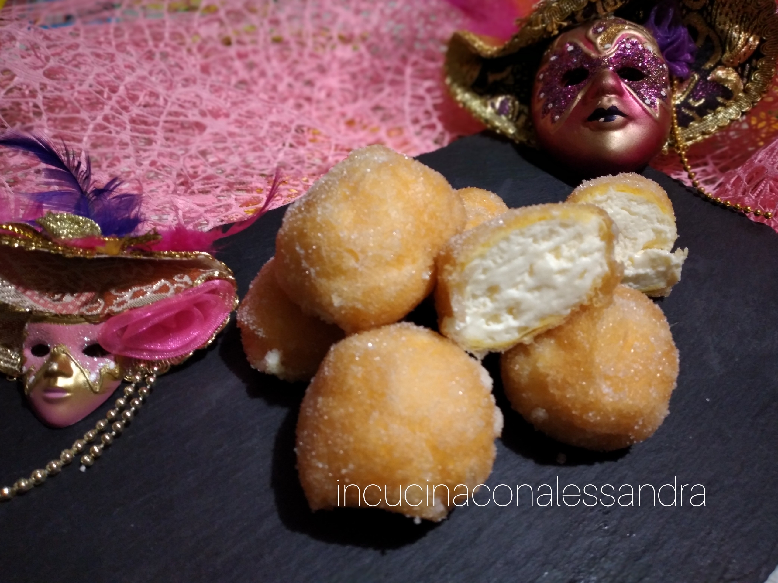 Castagnole rellenas de crema blanca