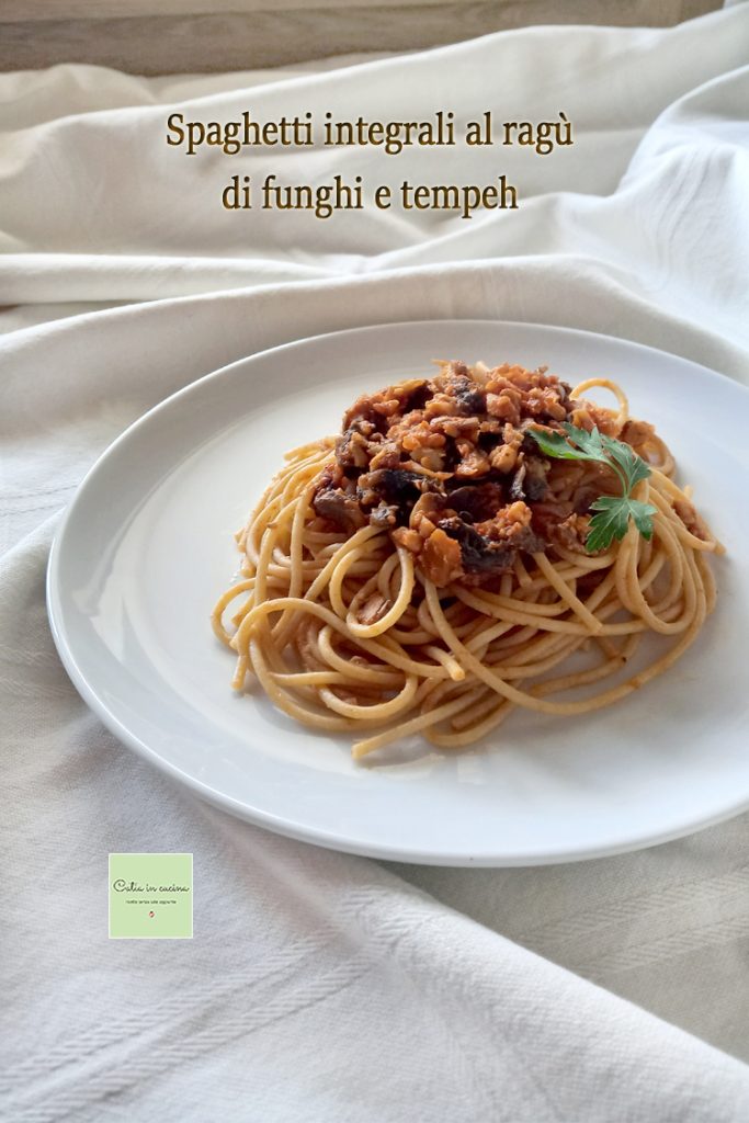 espaguetis integrales con ragú de champiñones y tempeh
