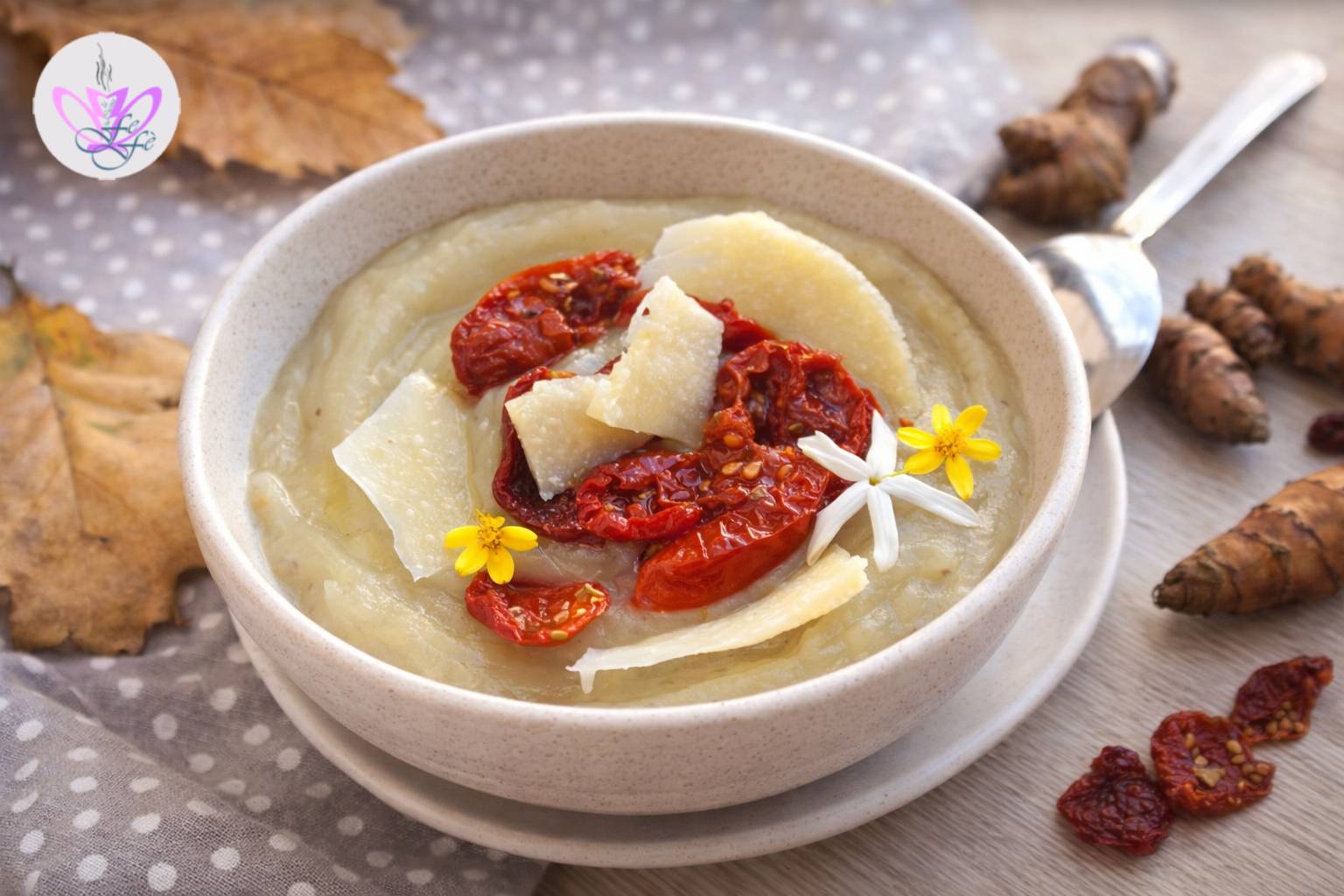 CREMA DE TOPINAMBUR CON TOMATES SECOS Y LASCAS DE GRANA
