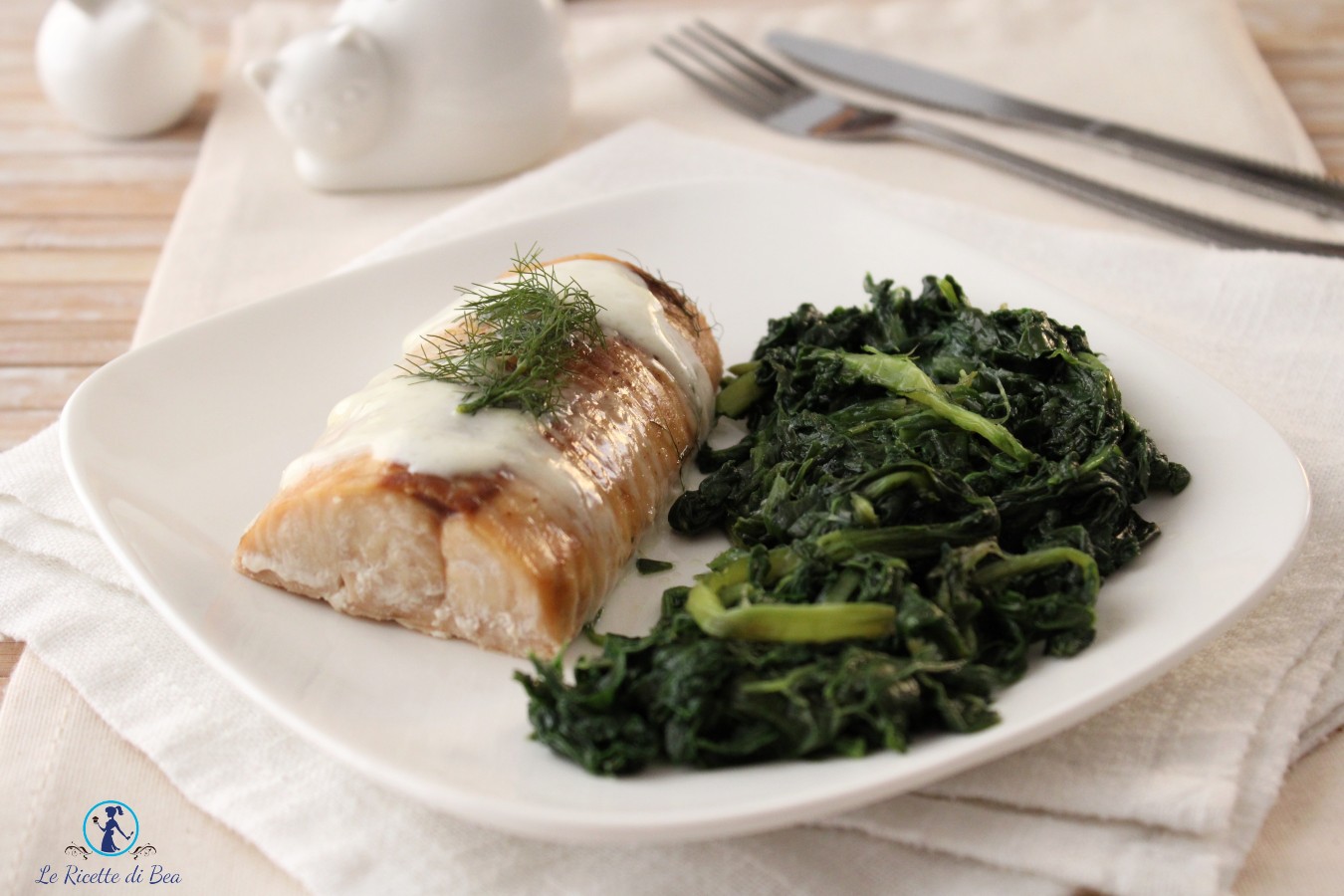 Filetes de salmón salvaje con fondue de queso y acelga