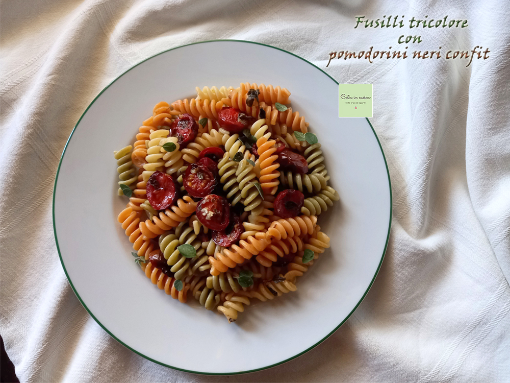 fusilli con tomates cherry negros confitados