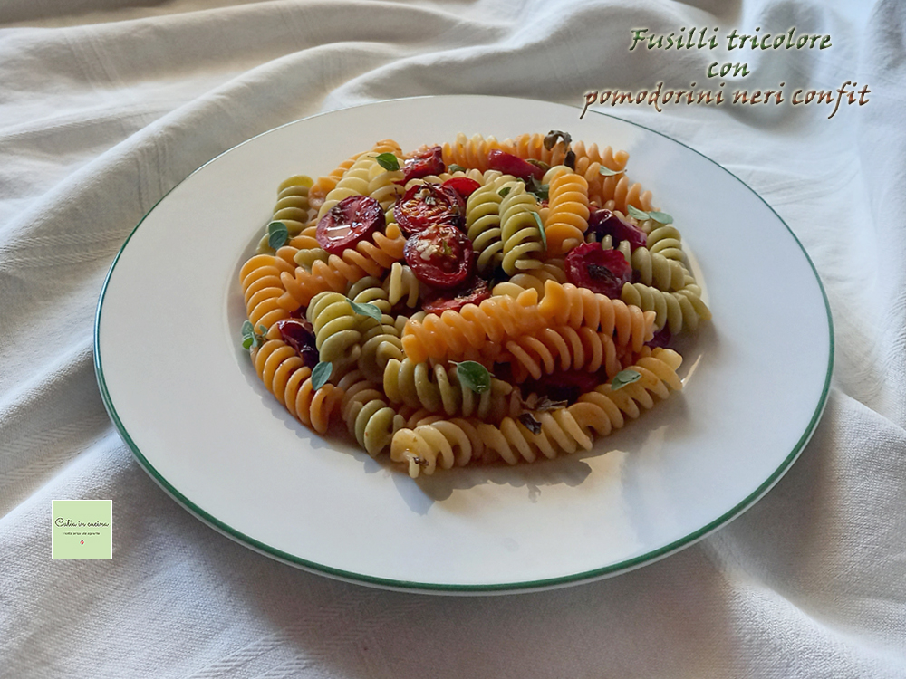 Fusilli con tomates cherry negros confitados