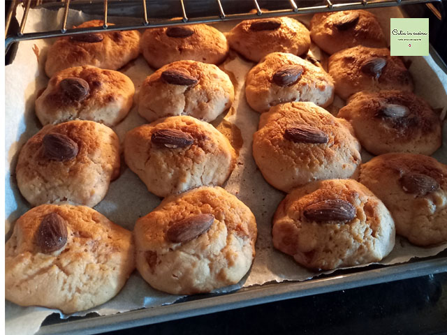 galletas blandas con mermelada de ciruelas - cocidas