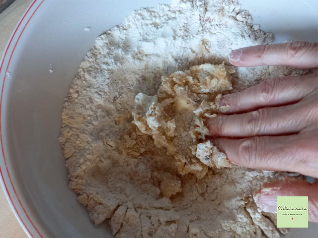 trabajar mantequilla y azúcar con los dedos