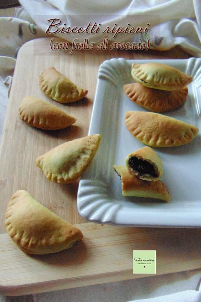 galletas rellenas verdes con masa quebrada de aguacate