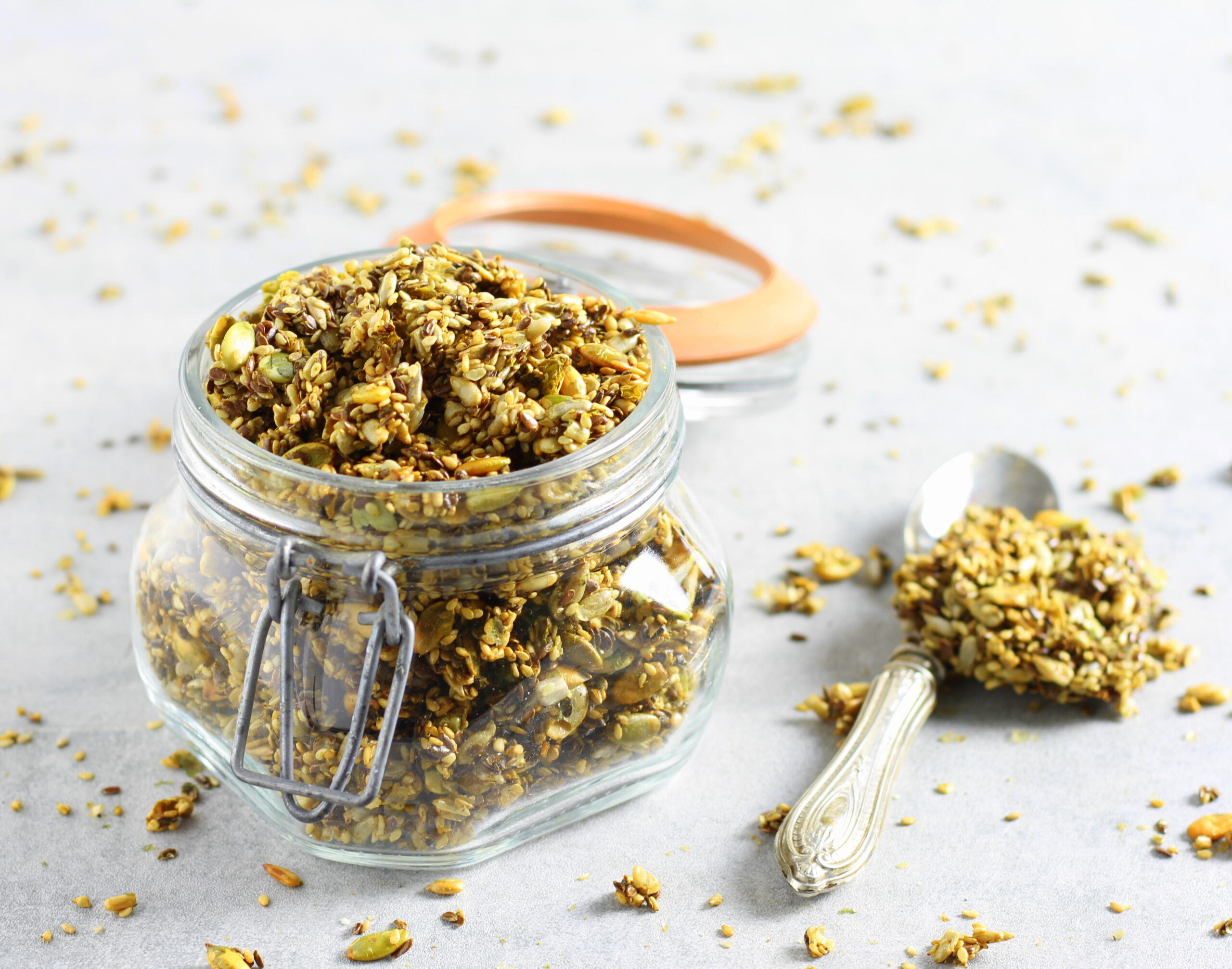 Granola salada crujiente en freidora de aire con aceitunas verdes