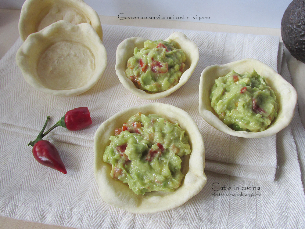Guacamole servido en cestitas de pan