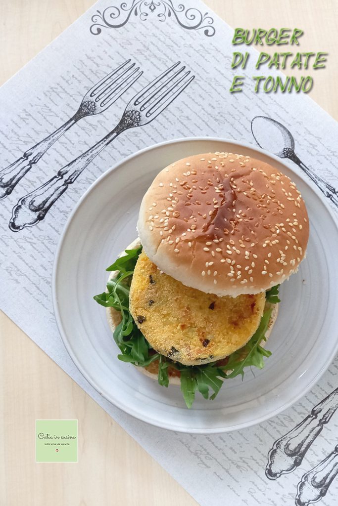 hamburguesa de patatas y atún en el pan