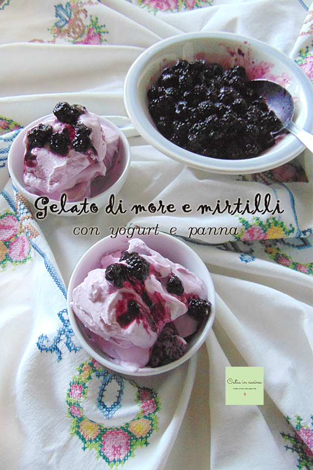 helado de moras y arándanos con yogur y nata