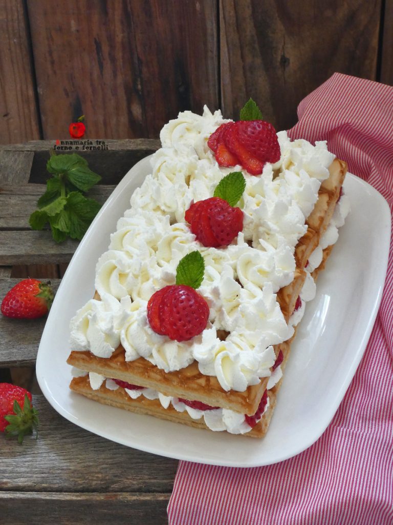 hojaldres con fresas y nata entero