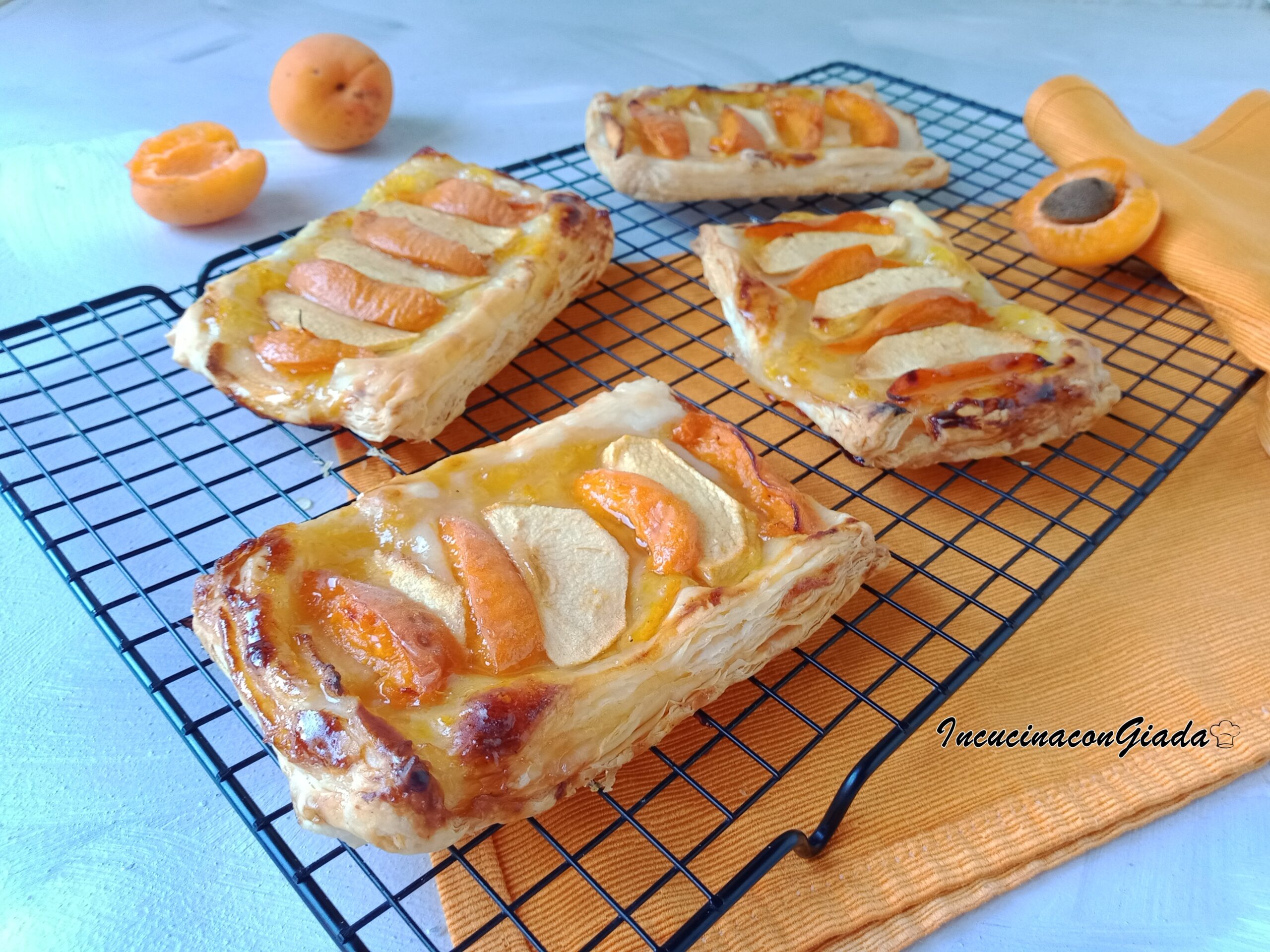 HOJALDRINAS DE ALBARICOQUES Y MANZANAS