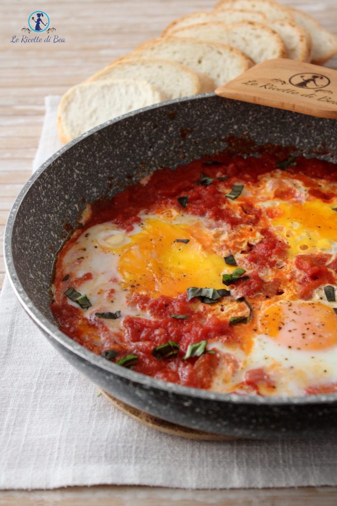 huevo en sartén con salsa de tomate