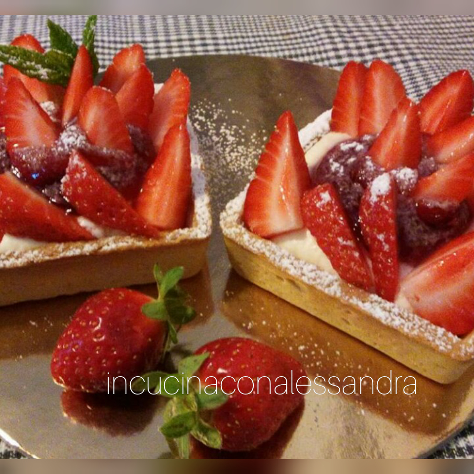 Mini cheesecake con masa quebrada y fresas frescas