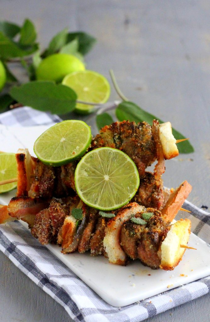 Brochetas de hígado, guanciale y pan de molde