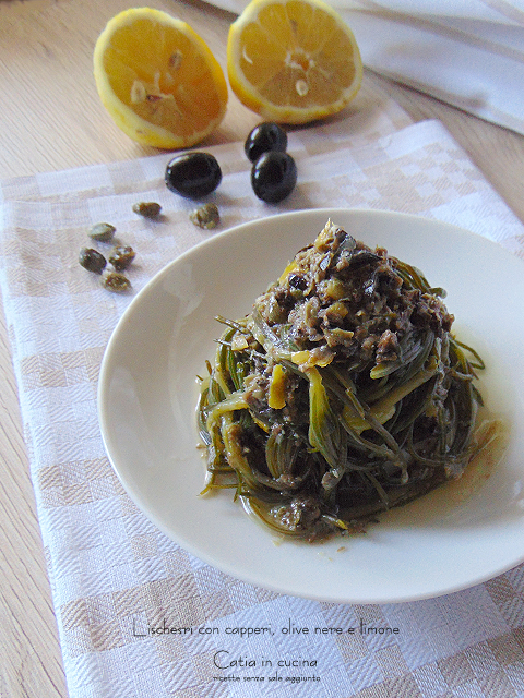 lischeri con alcaparras aceitunas y limón
